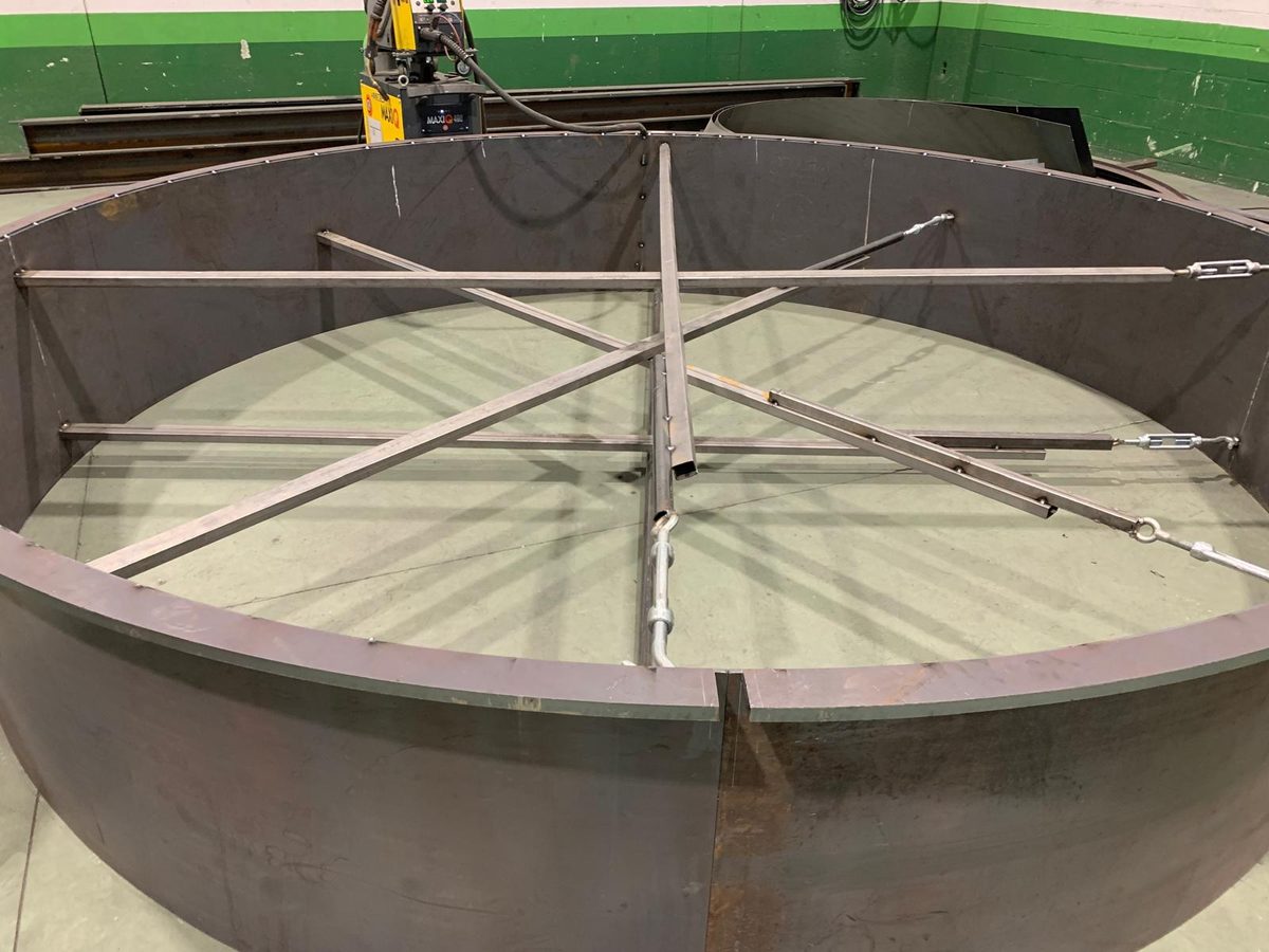 Estructura circular de silo metálico fabricada tras análisis por elementos finitos