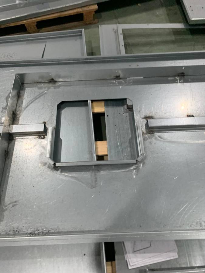 Contenedor marítimo modificado con hueco recortado para puerta o ventana