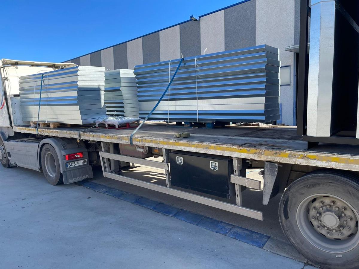 Panel sándwich para cerramiento de almacén metálico fabricado por Ingescam