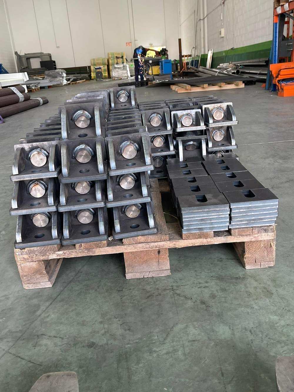 Piezas metálicas fabricadas por Ingescam para estructura de almacén