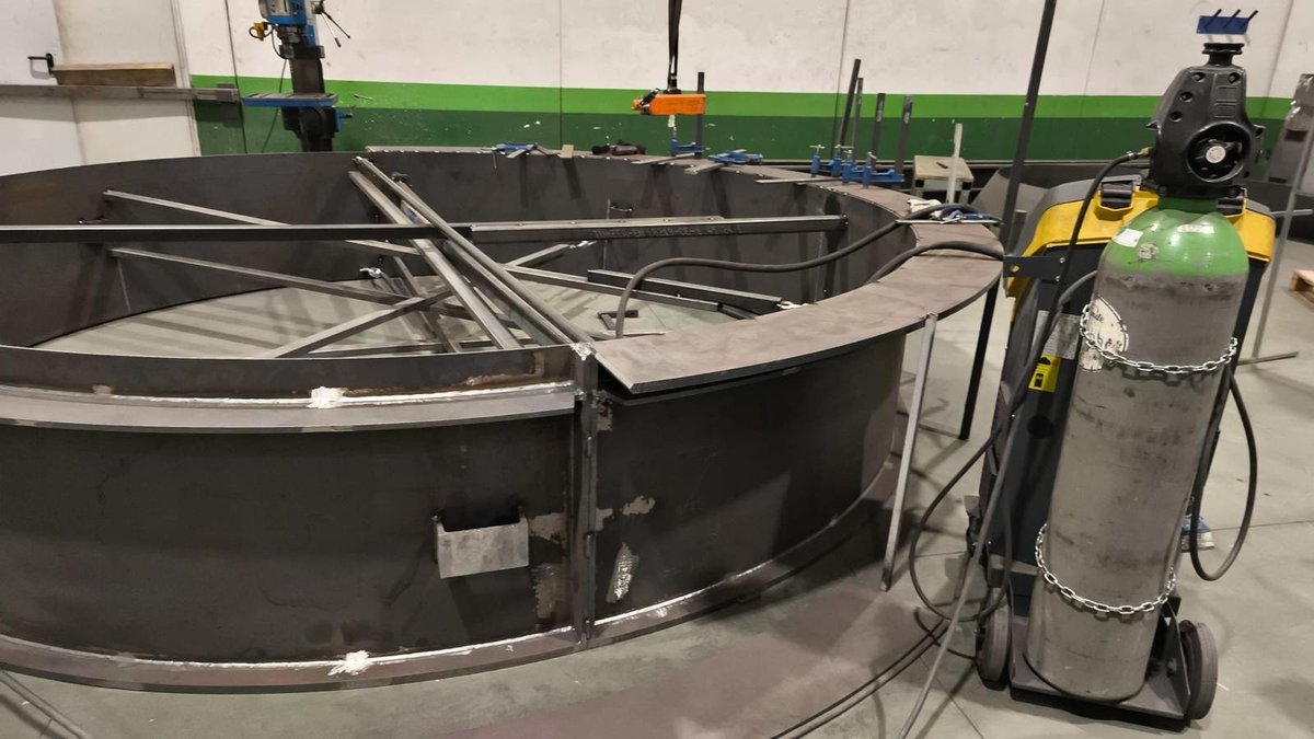 Fabricación de silo metálico industrial en taller Ingescam con estructura circular y arriostramientos