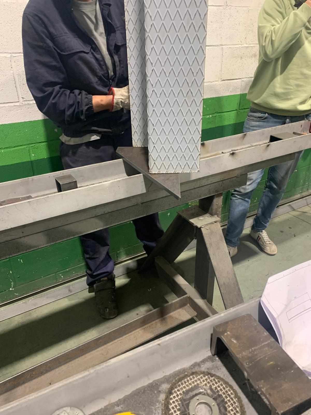Bastidor metálico industrial fabricado con perfiles laminados en el taller de Ingescam en Zaragoza
