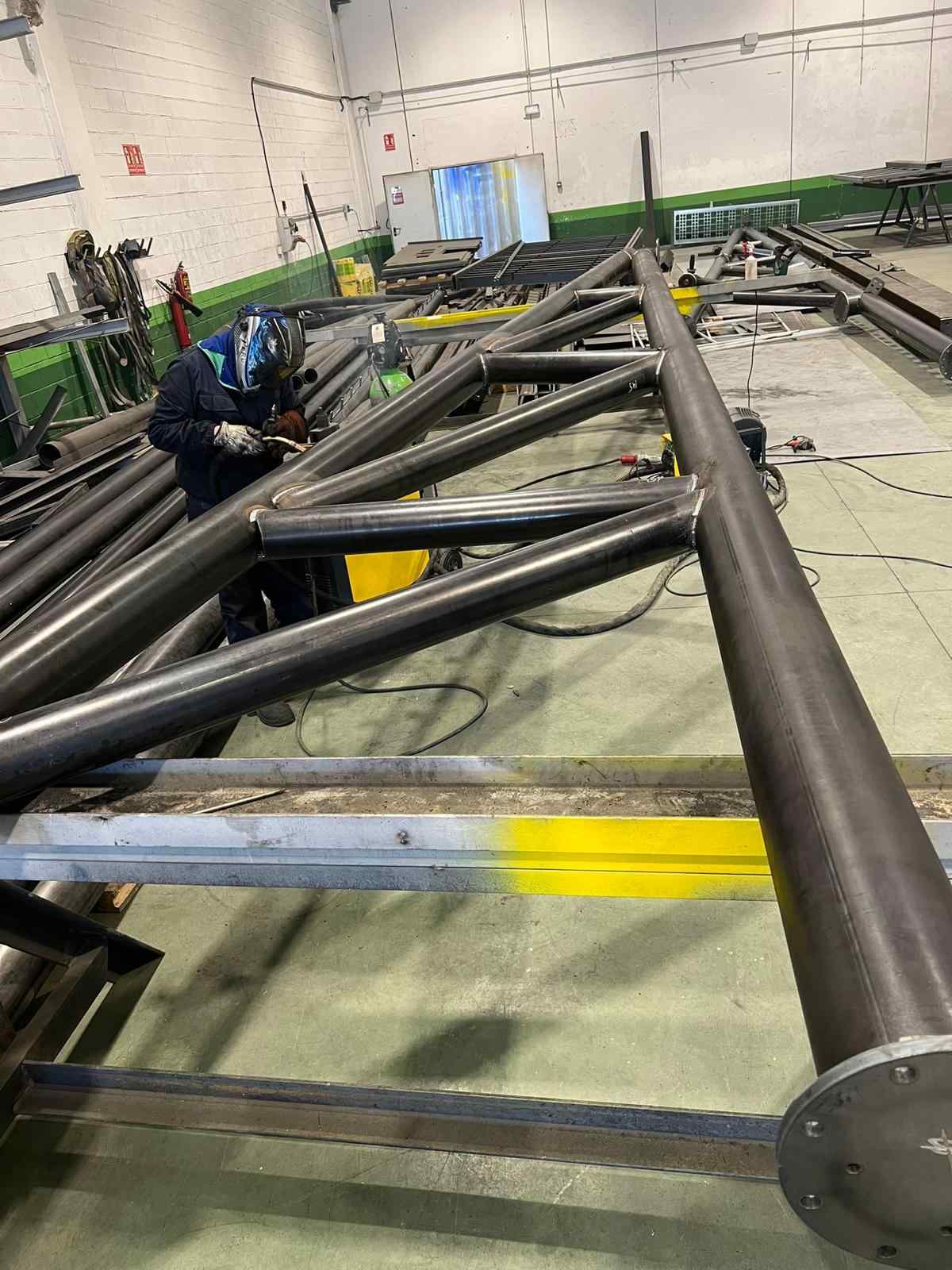 Cercha metálica tubular fabricada por Ingescam siendo soldada en el taller de Zaragoza