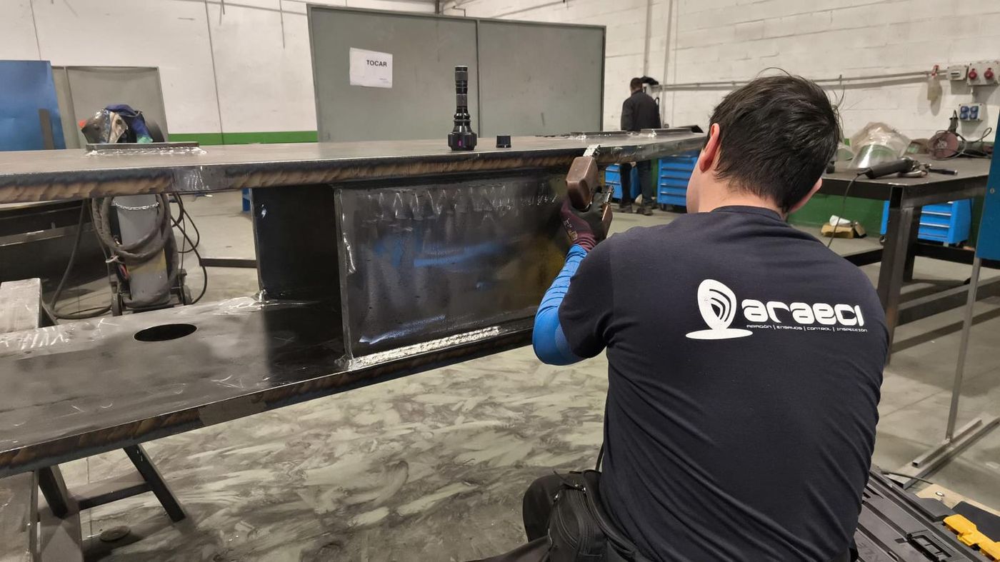 Ensayo por líquidos penetrantes en cordón de soldadura de viga de elevación fabricada por Ingescam