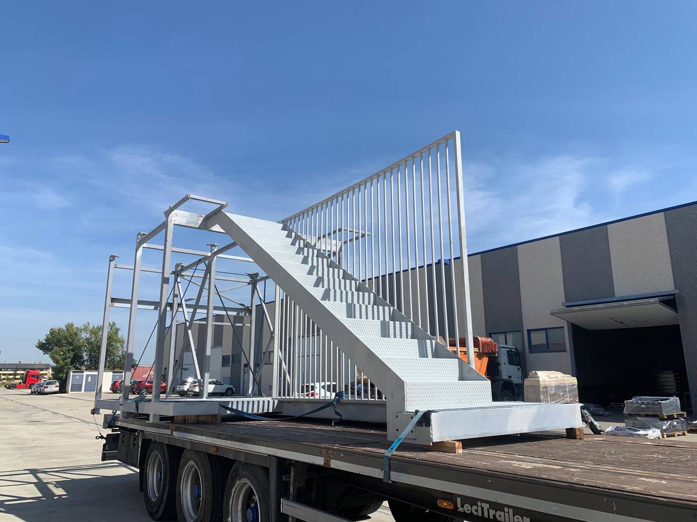 Escalera y pasarela metálica industrial fabricada por Ingescam saliendo del taller en Zaragoza
