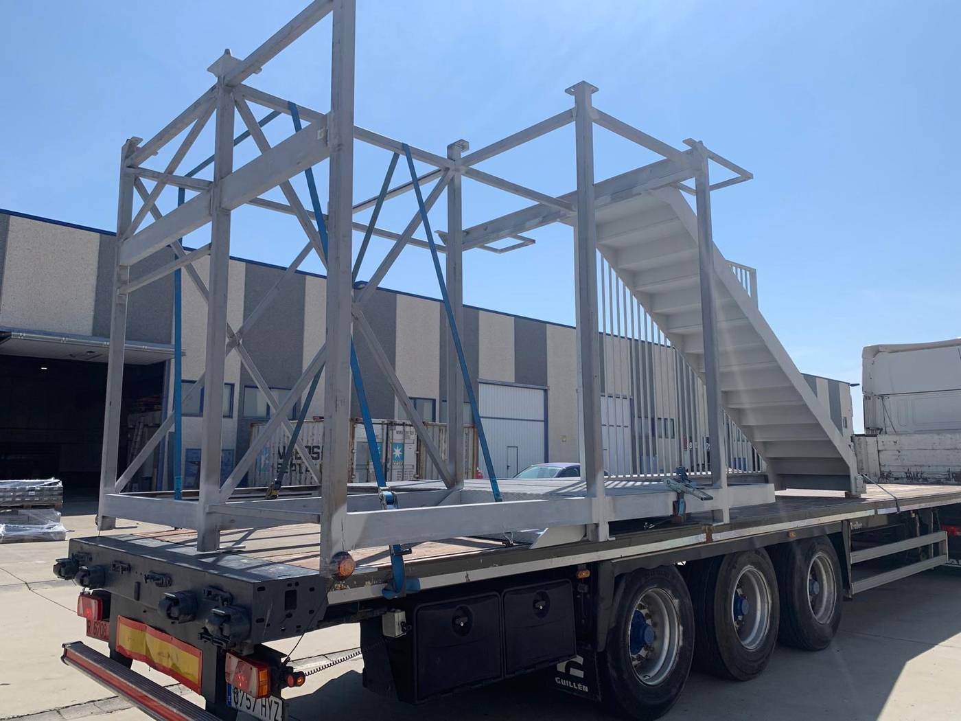 Fabricación de escaleras metálicas industriales en el taller de Ingescam en Zaragoza