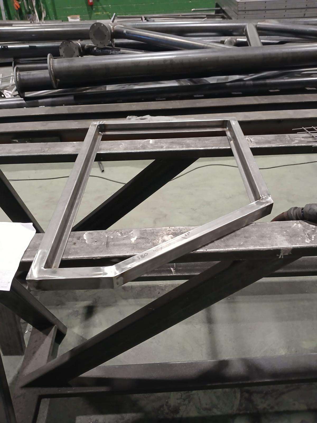 Marco tubular soldado para rejilla industrial en fabricación en el taller de Ingescam