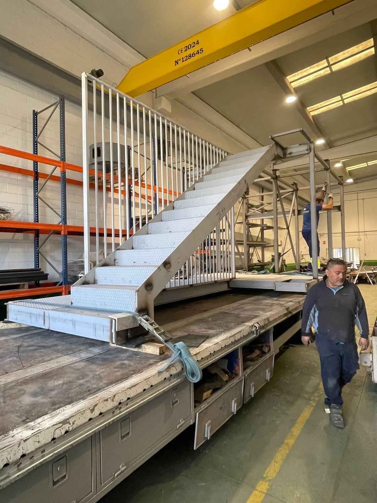 Pasarela metálica industrial con escalera de acceso fabricada por Ingescam en Zaragoza