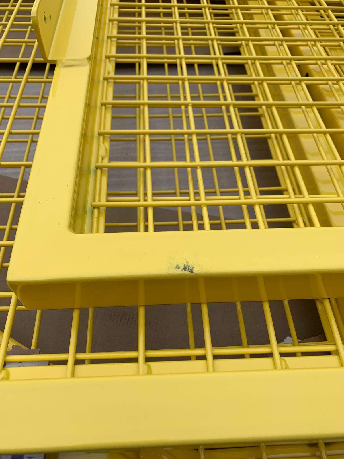Rejilla industrial de protección con marco tubular pintada en amarillo de seguridad fabricada por Ingescam