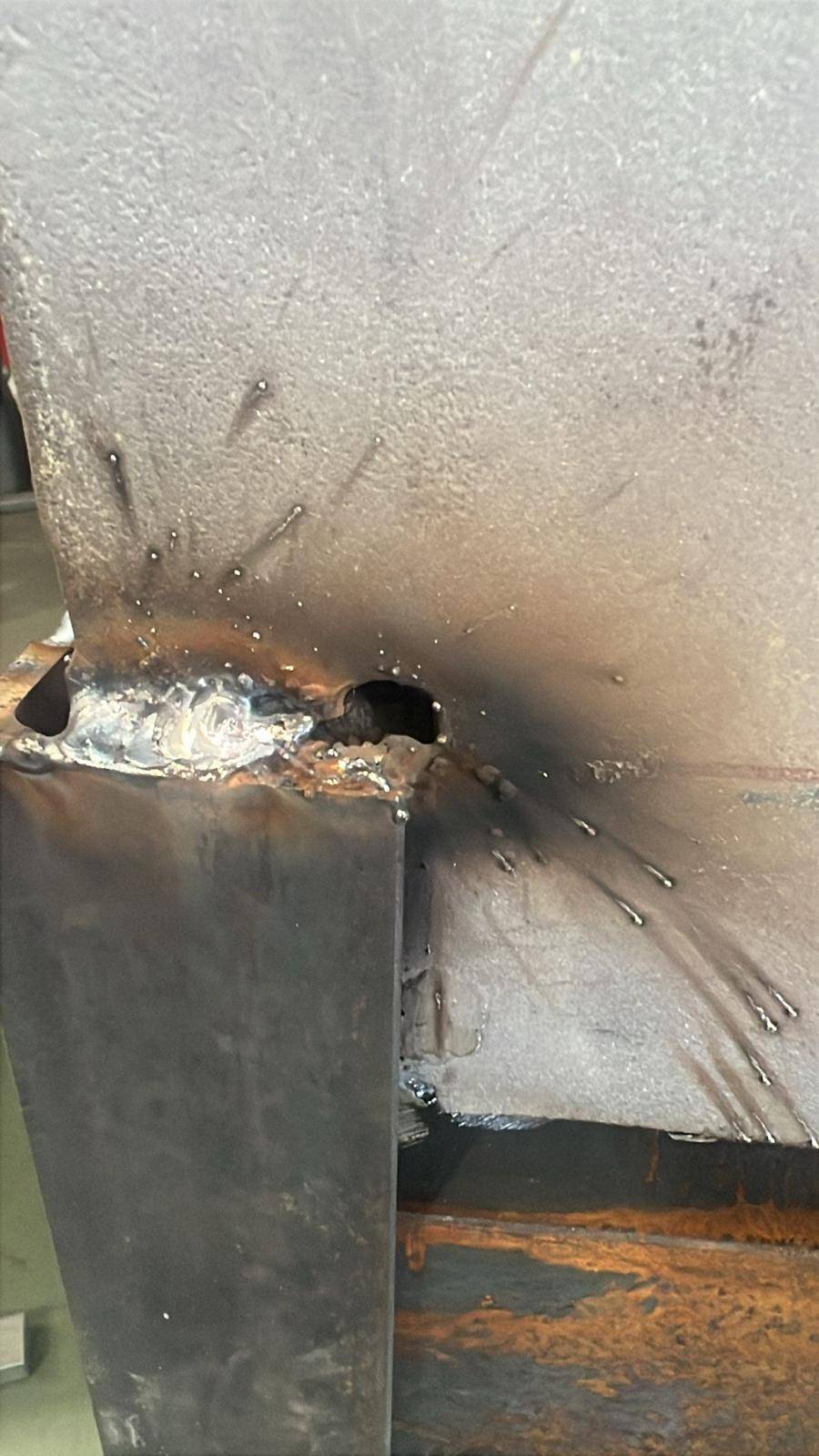 Detalle de soldadura homologada en tolva metálica fabricada por Ingescam
