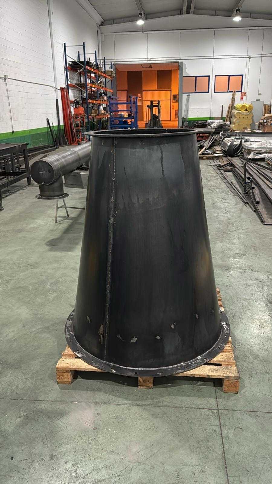 Tolva metálica cónica de gran altura fabricada por Ingescam en su taller de Zaragoza