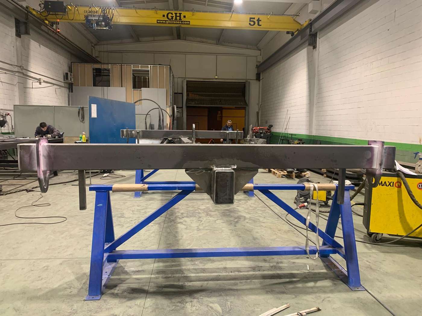 Viga de elevación industrial fabricada por Ingescam en su taller de Zaragoza con puente-grúa GH de 5 toneladas