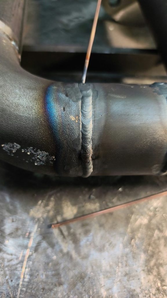 Soldadura TIG de una tubería con varilla de aporte en el taller de Ingescam